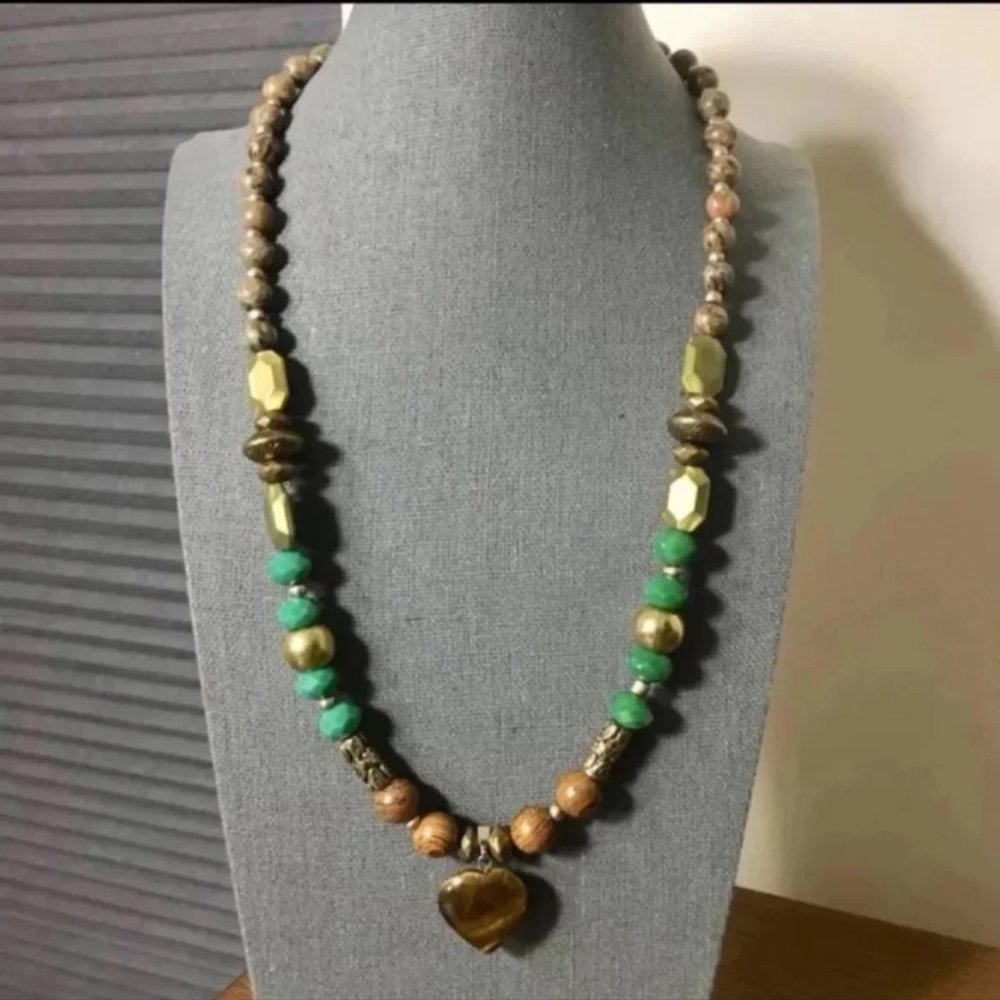3/$25 ** Green and Brown Beads Necklace NWOT